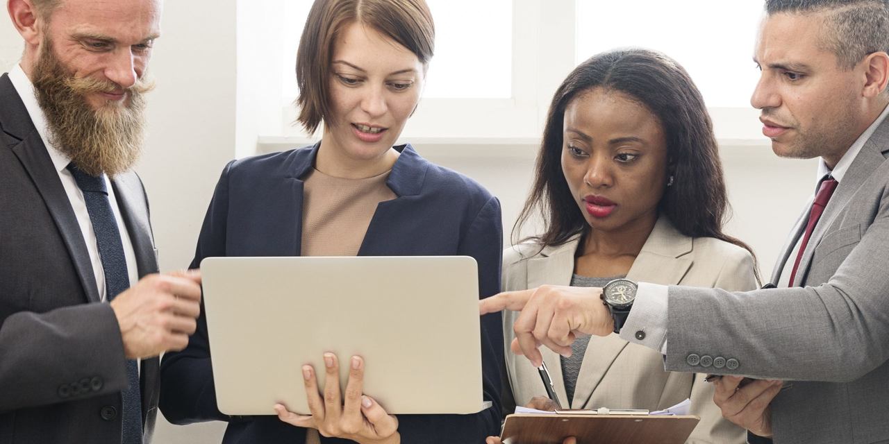 quatro-pessoas-trabalhando-e-utilizando-um-notebook
