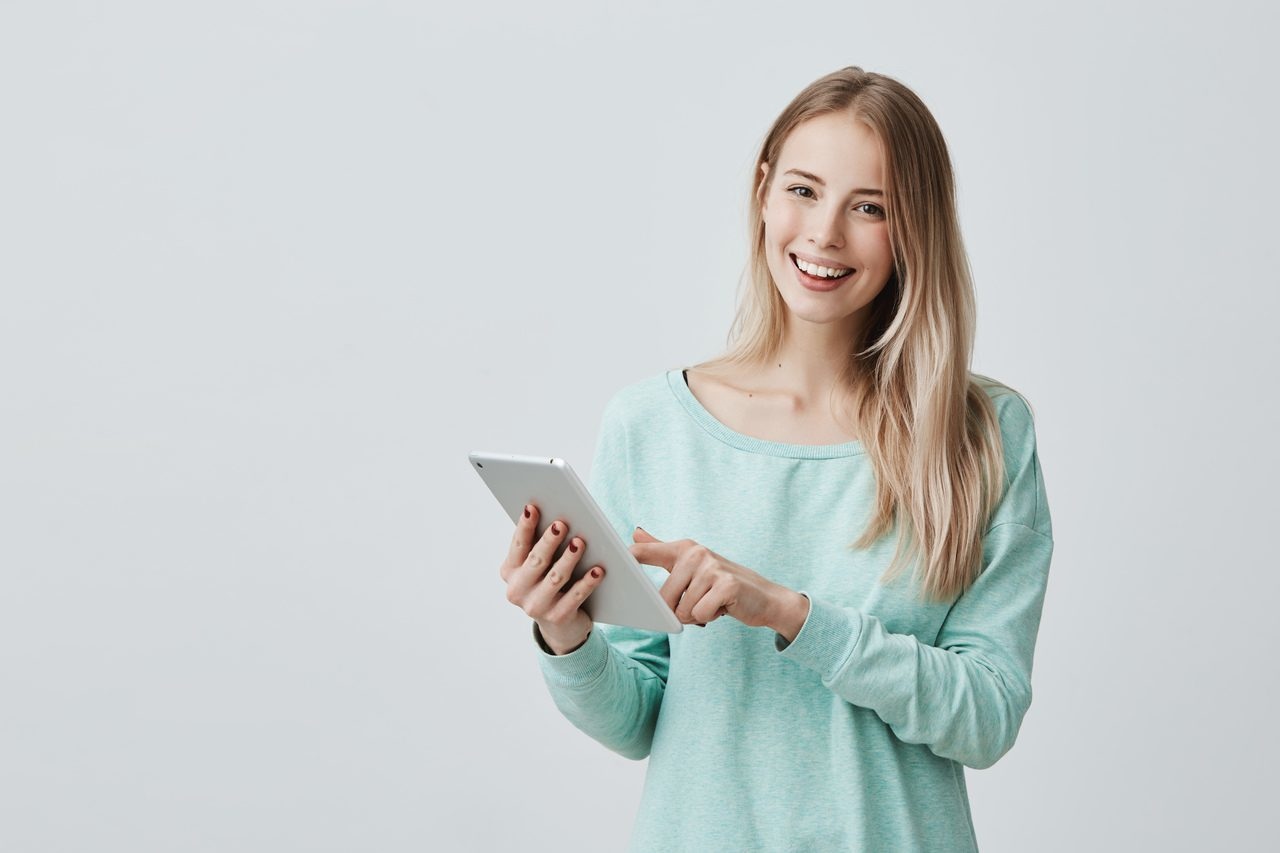 mulher-utilizando-tablet-para-checklist-digital
