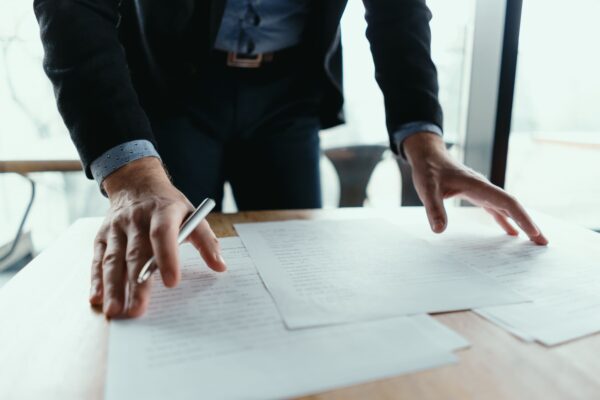 homem de negócios organizando documentos